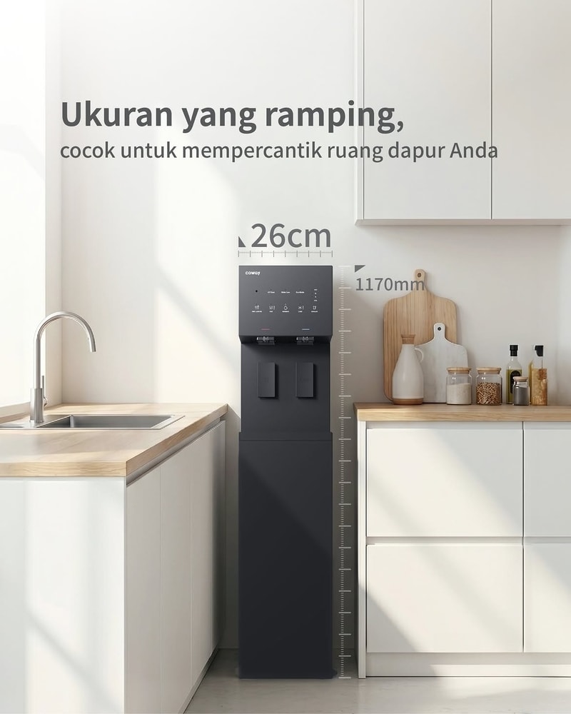 Wanita tersenyum memegang gelas air bersandar pada Coway Slim Stand CHP-5730R hitam berdesain ramping, pilihan water purifier modern yang bisa dipesan melalui Jamie Waterman