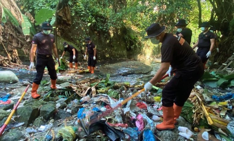 Brimob Polda Sumut Wujudkan Instruksi Presiden lewat Aksi Bersih Sungai