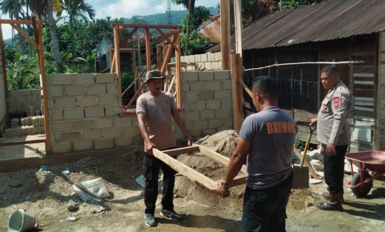 Brimob Polda Sumut Bantu Warga Bangun Rumah Swadaya untuk Korban Banjir di Desa Tolang Julu