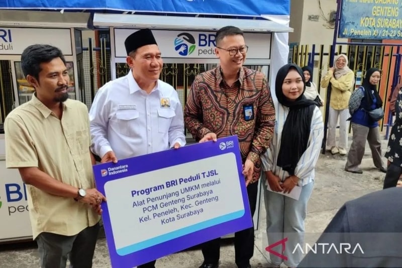 Anggota DPR dan BRI salurkan bantuan untuk UMKM Surabaya